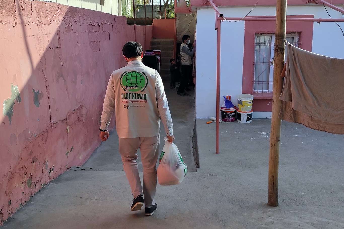 Çınar Umut Kervanı 196 aileye gıda yardımı ulaştırdı Çınar Umut Kervanı 196 aileye gıda yardımı ulaştırdı